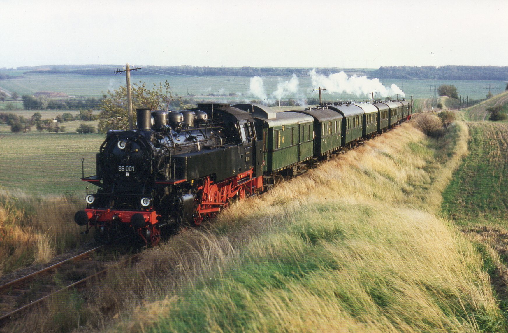 86 001 und 89 1004 mit einem Sonderzug am 6.10.1990 auf der Halle-Hettstedter Eisenbahn bei Quillschina (c) Thomas Wedel