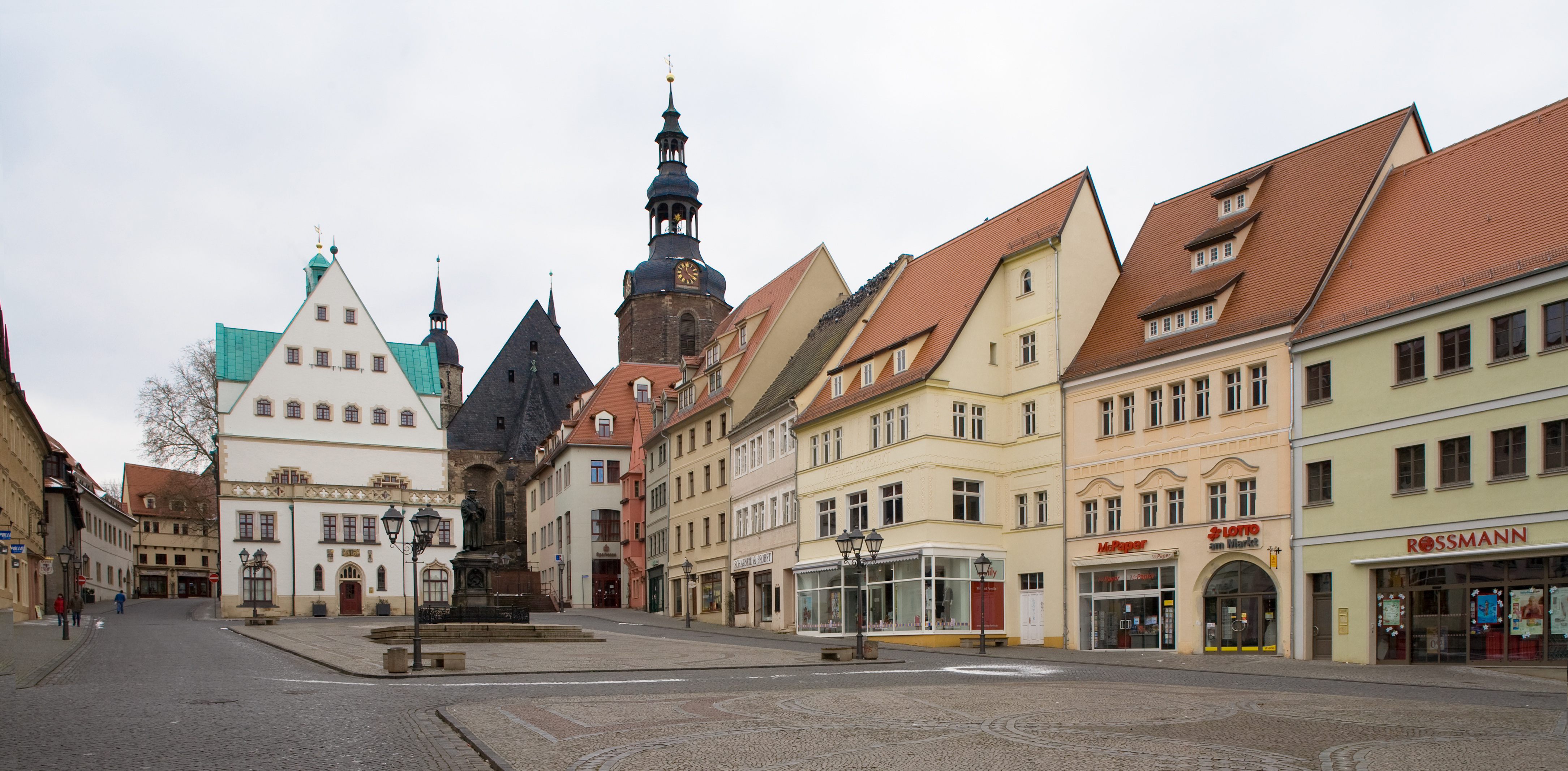 Der Marktplatz der Lutherstadt Eisleben mit Lutherdenkmal, Rathaus und St. Andreaskirche (c) Schütze/Rodemann Halle(S)